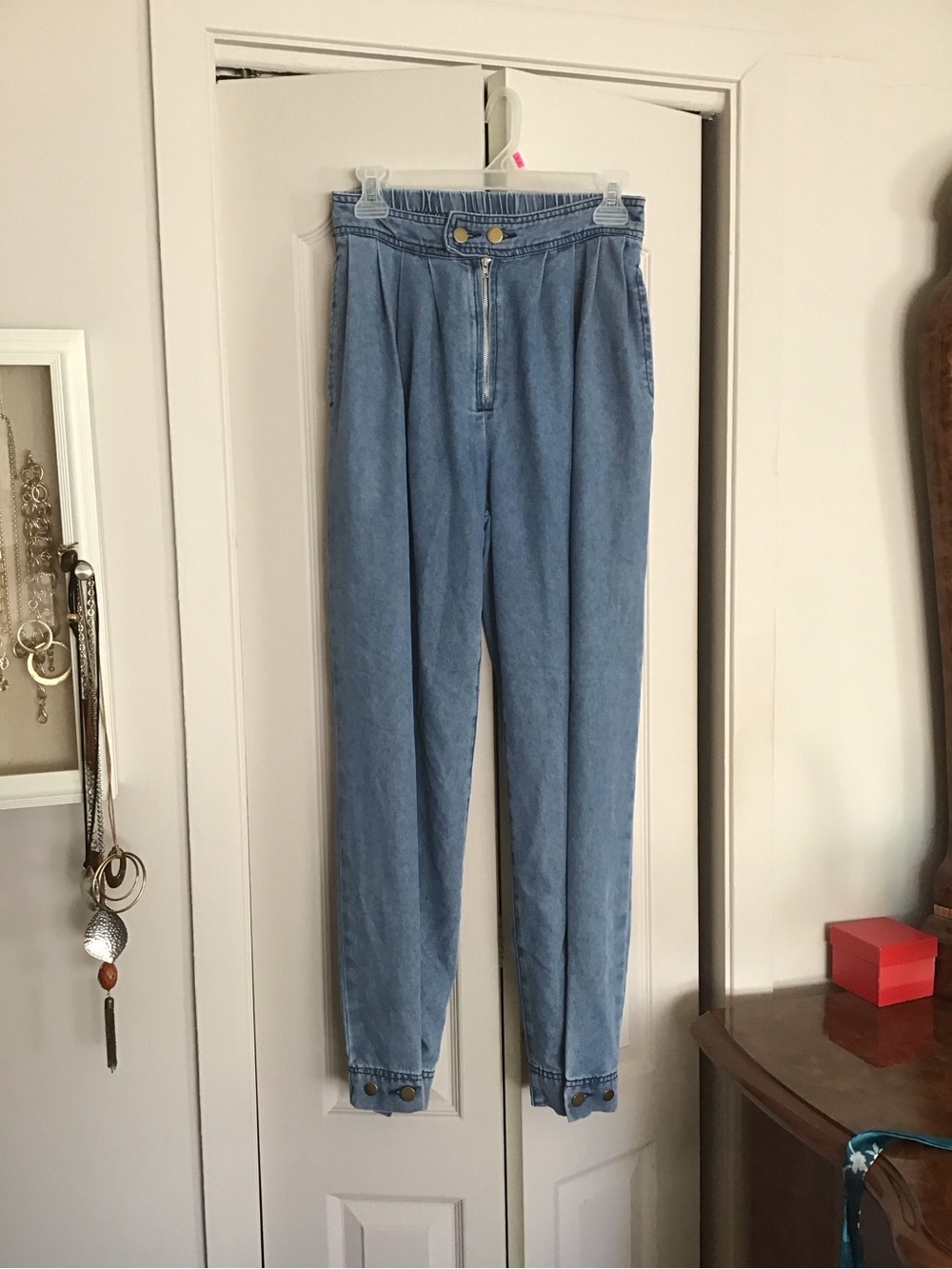 High-Rise balloon Pleated Jeans in Light Blue Denim - Picture 6 of 7